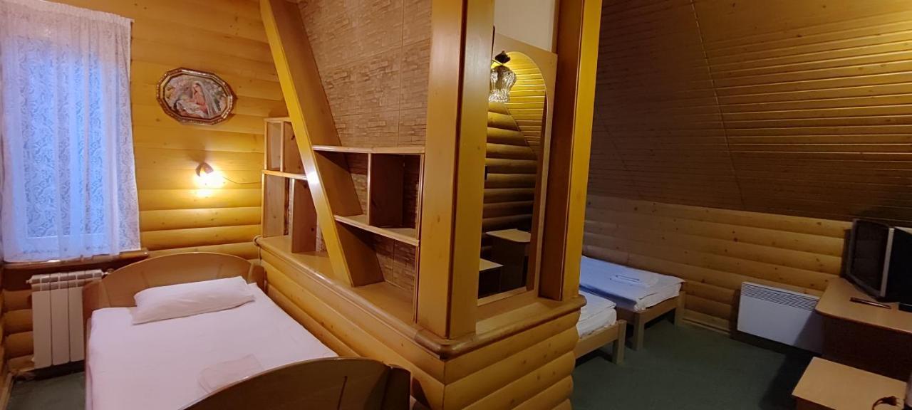 Лелеч Hotel Tatariv Kültér fotó