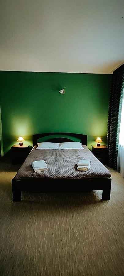 Лелеч Hotel Tatariv Kültér fotó